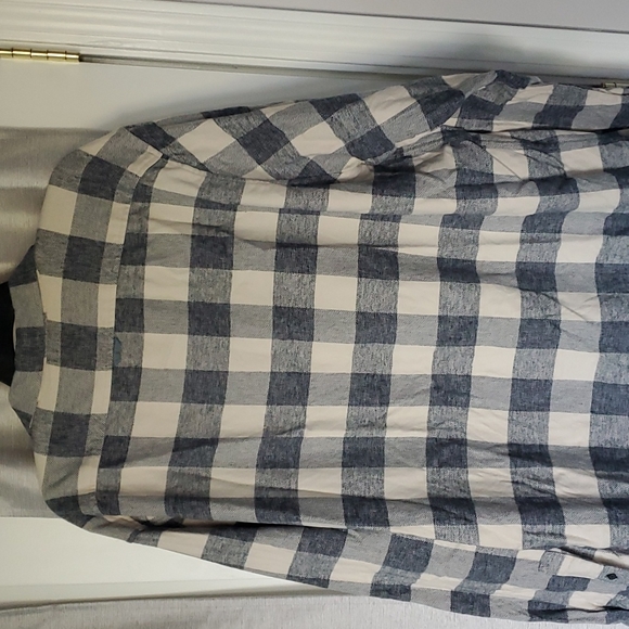 EXCELLENT QUALITY Flannel Button up - Picture 5 of 5